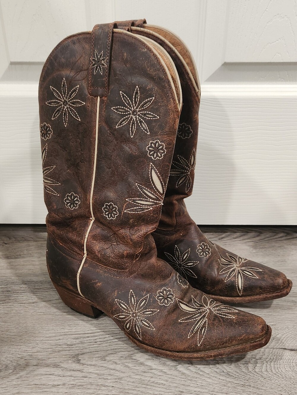 Shyanne Daisy Mae Floral cowgirl Boots 9 B Brown Leather Embroidered Western